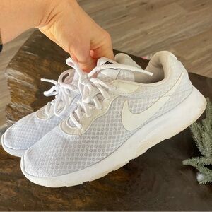 White Nike running shoes￼ Size 7.5